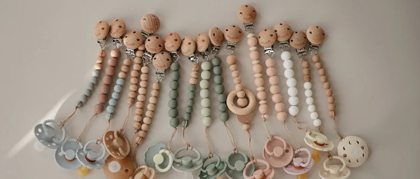 Dummy clips with wooden pearls and rings